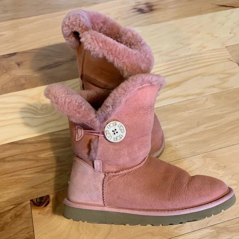 Ugg Bailey button boot in dusty pink, size 6